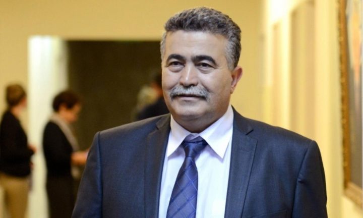 بيرتس يحرض غانتس على قطع اتصالاته مع نتنياهو