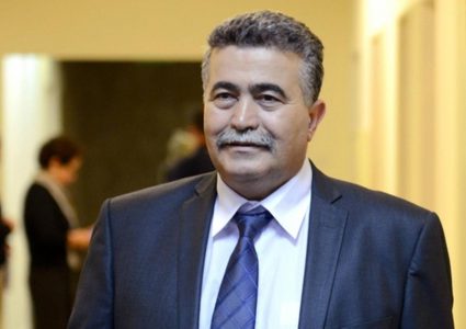 بيرتس يحرض غانتس على قطع اتصالاته مع نتنياهو