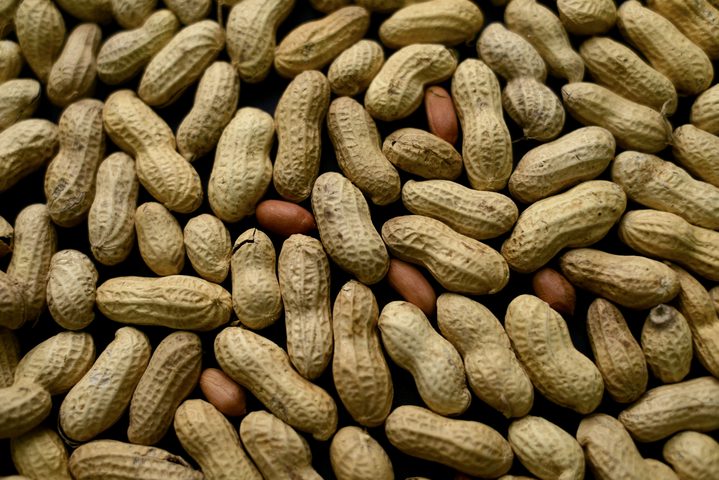 الصين.. رضيع ينجو من الموت بأعجوبة بعد تناوله الفول السوداني