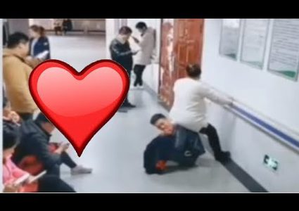 رجل يتحول إلى "كرسي بشري" من أجل زوجته