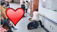 رجل يتحول إلى "كرسي بشري" من أجل زوجته