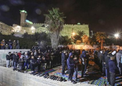 آلاف المواطنين يصلون الفجر بالحرم الابراهيمي