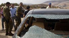 مستوطنون يعتدون على مركبات المواطنين جنوب غرب بيت لحم
