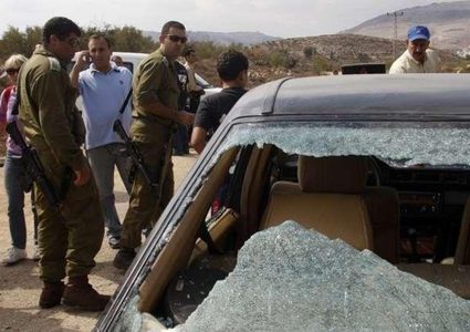 مستوطنون يعتدون على مركبات المواطنين جنوب غرب بيت لحم