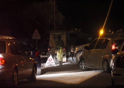 الاحتلال يعتدي بالضرب على عدد من المواطنين بالخليل