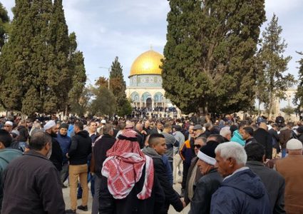 45 ألفاً يؤدون الجمعة في "الأقصى" رغم إجراءات الاحتلال