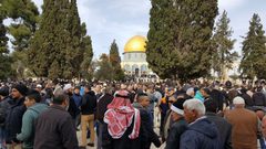 45 ألفاً يؤدون الجمعة في "الأقصى" رغم إجراءات الاحتلال