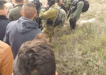 مواطنون يعتصمون بموقع مستوطنة "حومش" المخلاة جنوبي جنين