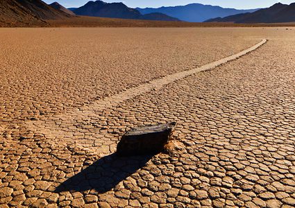 ما هو سر ظاهرة "الحجارة المتحركة" ؟