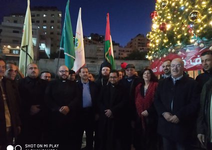 الشرطة تشارك في اضاءة شجرة عيد الميلاد المجيد في نابلس