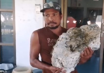 عامل نظافة يودع الفقر بعد عثوره على "قيء حوت باهظ الثمن"