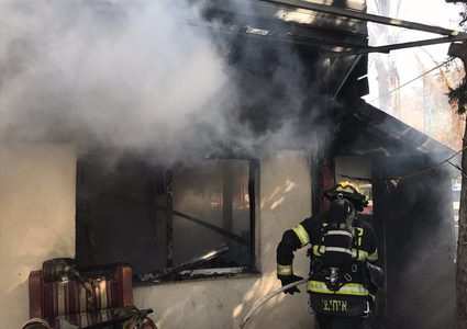 الدفاع المدني: إصابة خطيرة إثر حريق منزل بمخيم شعفاط