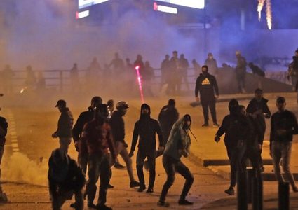 مناصرو الأحزاب يحاولون اقتحام ساحة الاعتصام وسط بيروت