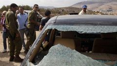 مستوطنون يهاجمون المركبات بالحجارة جنوب غرب بيت لحم