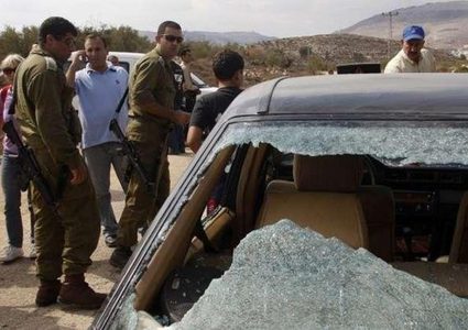 مستوطنون يهاجمون المركبات بالحجارة جنوب غرب بيت لحم