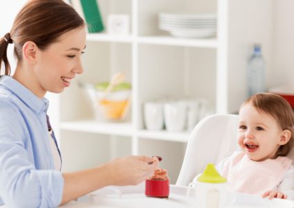 ما هو السن المناسب لإطعام طفلك الأطعمة الصلبة ؟