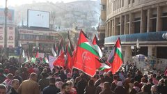 الشعبية تحتفل  بانطلاقتها خلال مسيرة جماهيرية في نابلس