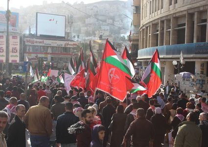 الشعبية تحتفل  بانطلاقتها خلال مسيرة جماهيرية في نابلس