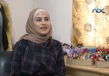 الطالبة حنان زهران تبدع بصناعة الدمى