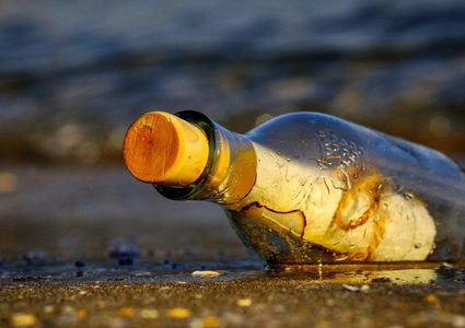 اكتشاف رسالة في زجاجة عمرها  36 عاما