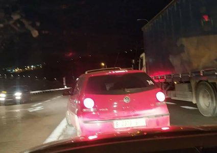 مستوطنون يهاجمون مركبات المواطنين قرب مفترق يتسهار جنوب نابلس