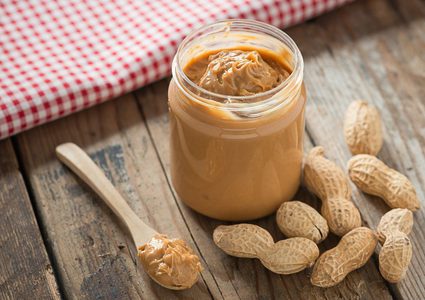 هل تسبب زبدة الفول السوداني كسب الوزن الزائد ؟