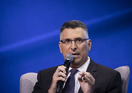 ساعر يطالب بوقف بث حلقات عن حياة نتنياهو قبل الانتخابات