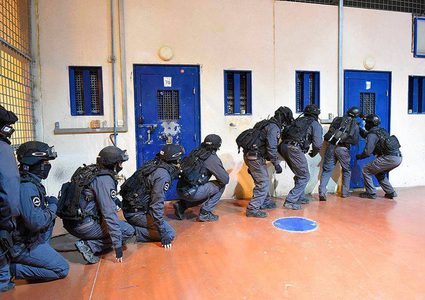 سجون  الاحتلال تنقل أسرى قسم 10 في سجن "ايشل" إلى سجن "نفحة"