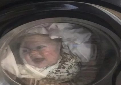 أب يصاب بأزمة قلبية بعد أن "شاهد طفله داخل غسالة الملابس