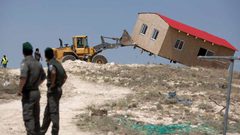 الاحتلال يجرف أرضية منشأة صناعية جنوب الخليل