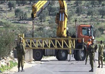 الاحتلال يضع مكعبات اسمنتية قرب مدرسة بنات اللبن الشرقية