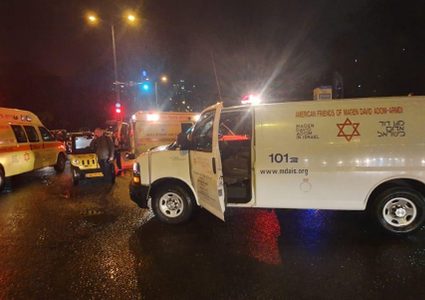 جريحان في جريمتي طعن وإطلاق نار