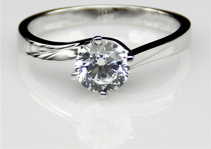 زوجان يعثران على خواتم زفافهما الماسية في شاحنة قمامة !