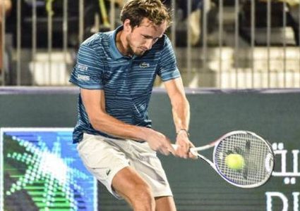 مدفيديف يحرز لقب "كأس الدرعية" في كرة المضرب