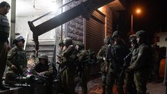 الاحتلال يعتقل مواطنا ويستولي على معدات ورشة حدادة