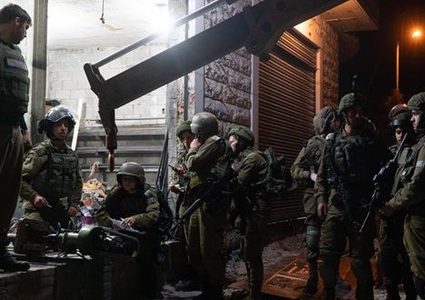 الاحتلال يعتقل مواطنا ويستولي على معدات ورشة حدادة