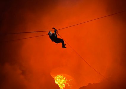 شاب يتسلق بركانا نشطا في نيكاراغوا