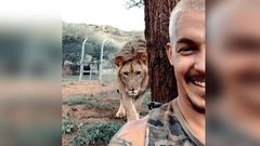 شاهد فيديو "الشاب والأسد" الذي حقق ملايين المشاهدات