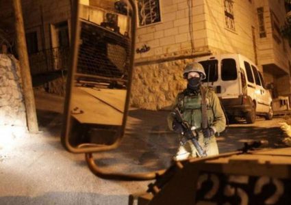 قوات الاحتلال تغلق حاجز شارع الشهداء بالخليل