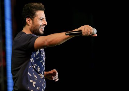محمد حماقي يبكي خلال حفله الغنائي