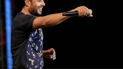 محمد حماقي يبكي خلال حفله الغنائي