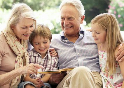 دراسة: رعاية الأحفاد تخلص الأجداد من شعور الوحدة والعزلة