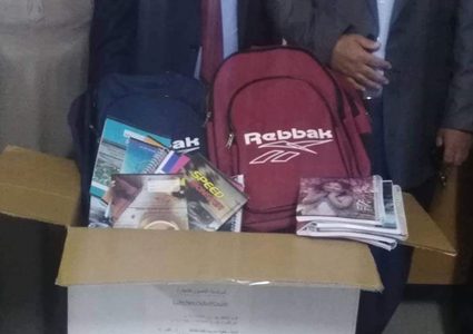 تسليم حقائب وقرطاسية لعدد من الطلبة المحتاجين بطولكرم