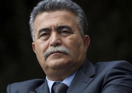 حزب العمل يوافق بالإجماع على بقاء بيرتس رئيسا للحزب