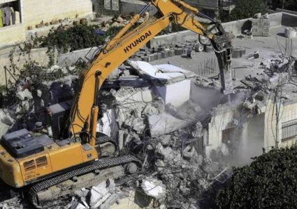 جرافات الاحتلال تهدم منزلا في مدينة اللد