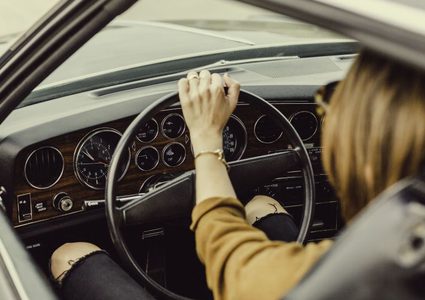 اعتقال شاب بتهمة انتحال شخصية والدته في امتحان قيادة