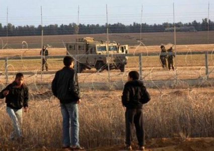 اعتقال 3 شبان بزعم اجتيازهم السياج الفاصل شمال غزة