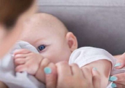 تعلم الطفل وتنمية قدراته مرتبط بسعادة أمه