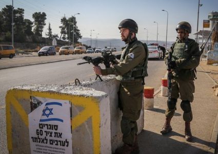 قوات الاحتلال تنصب حاجزا شمال غرب القدس
