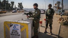 قوات الاحتلال تنصب حاجزا شمال غرب القدس